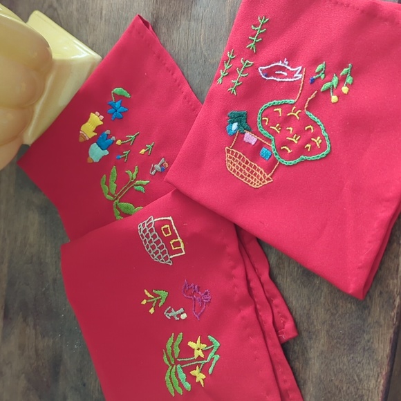 Three Vintage Handmade Red Linen Napkins with Folk Art Embroidery - Picture 5 of 8